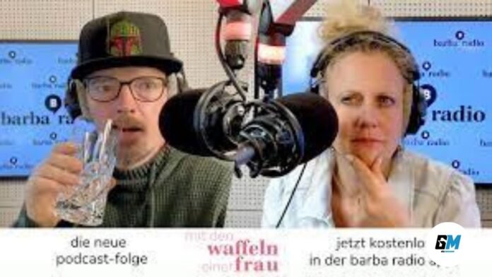 Mit den Waffeln einer Frau
